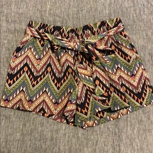 Patterned shorts with tie